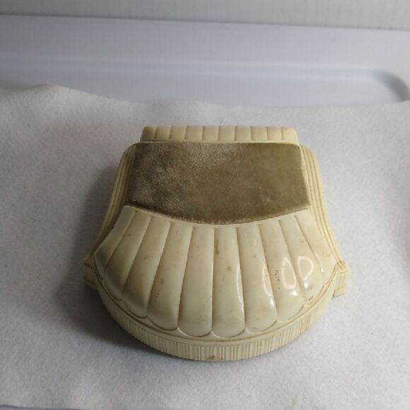 Vintage Bakelite Cream and Tan Clamshell Jewelry Box Cottagecore Grandmacore - Picture 1 of 9